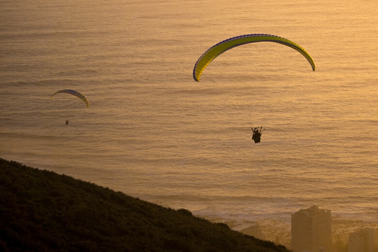 Paragliding in den Sonnenuntergang über Kapstadt