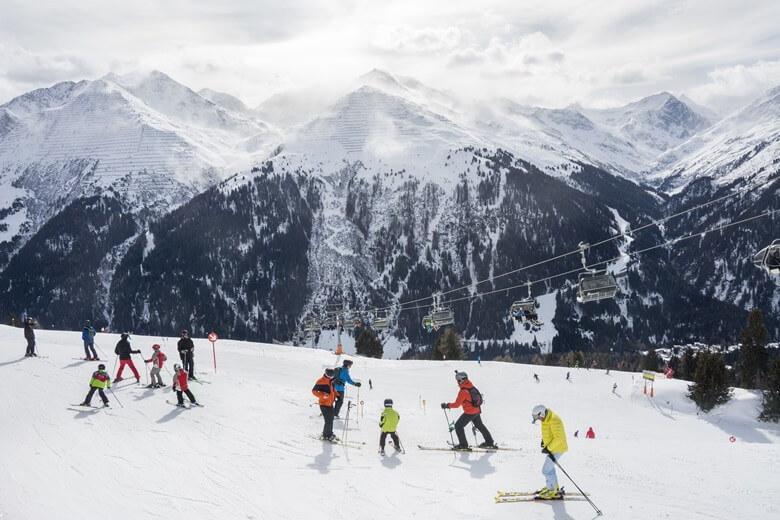 Skifahrer in Tirol vor Bergkulisse