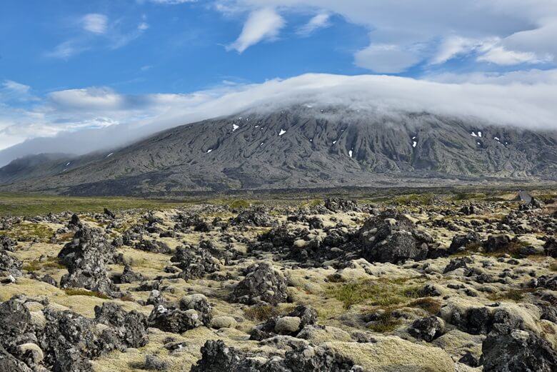 Vulkan Snaefellsjoekull in Island mit Lavafeld im Vordergrund