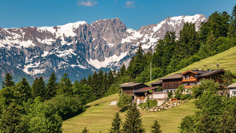 Häuser in Söll in den Tiroler Alpen 