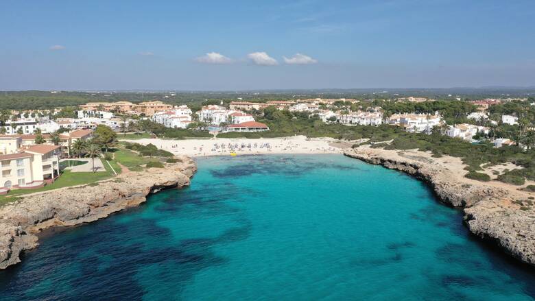 Sandstrand und Hotels auf Menorca