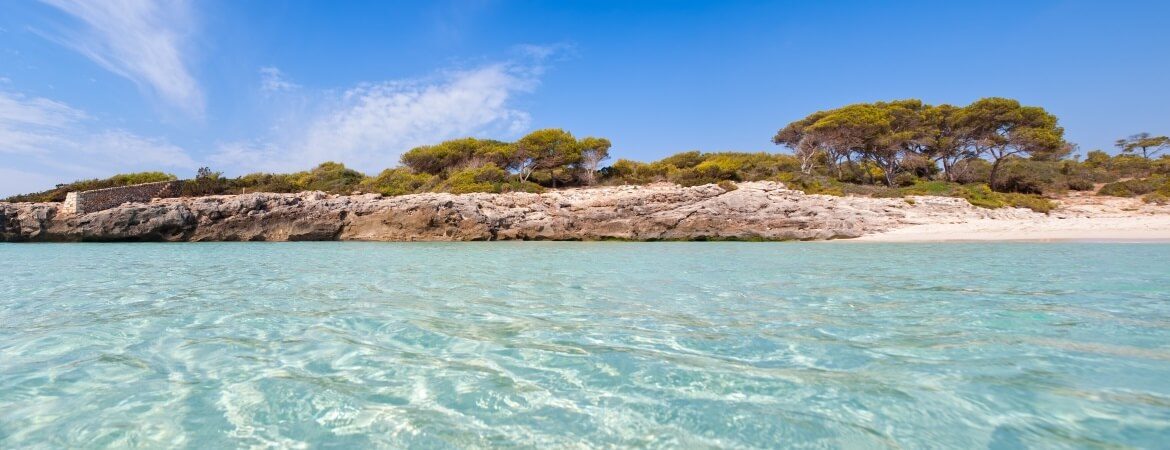 Blick auf die Baleareninsel Menorca