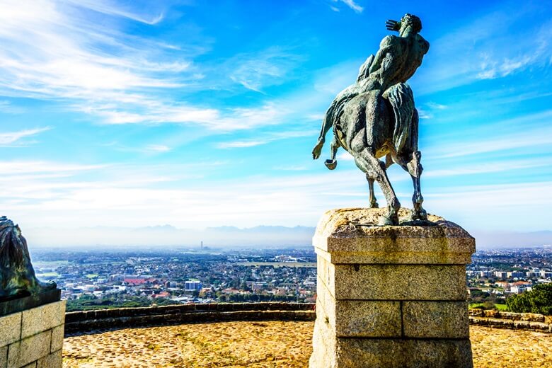 Blick auf Kapstadt vom Cecil Rhodes Memorial am Fuß des Tafelberges