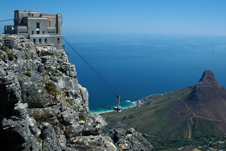 Gondel vor dem Tafelberg am Kap der guten Hoffnung in Südafrika