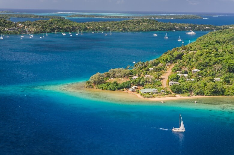 Yachten vor der Insel Tonga in Polynesien