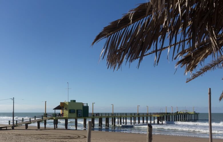 Steg am Strand von Villa Gesell in Argentinien