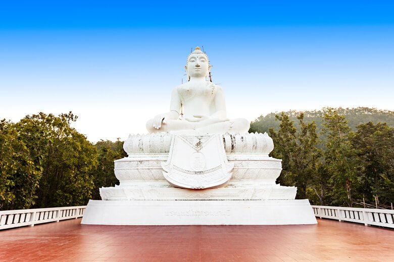 Buddha-Statue im Tempel Wta Phra That Mae Yen in Pai, Thailand