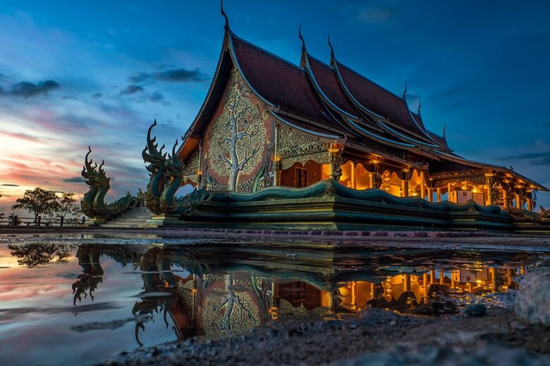 Tempel Wat Sirintornwararam in Isan, Thailand, bei Nacht