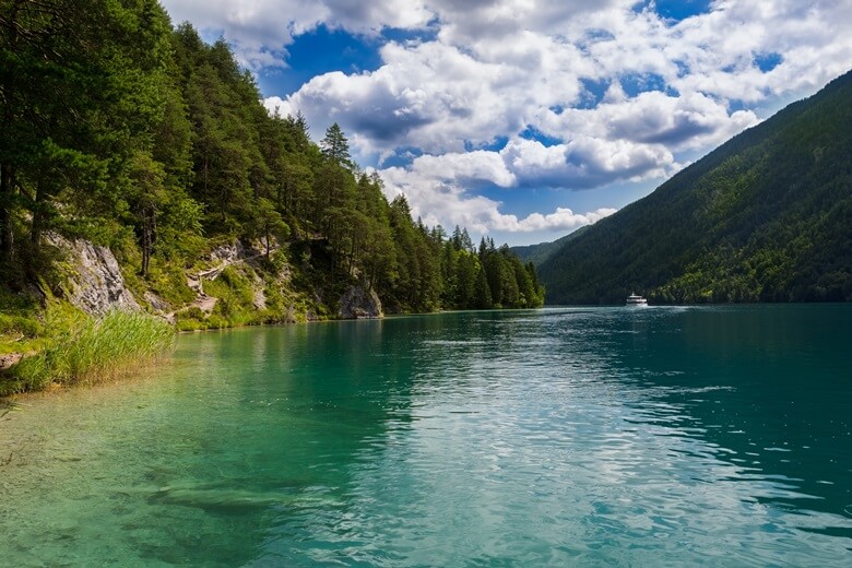 Blick über den Weißensee in Österreich