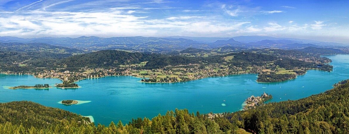 Blick über den blauen Wörthersee und Umgebung in Österreich