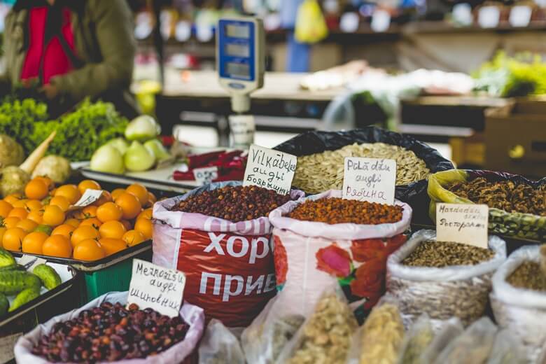 Frisches Obst und Gewürze auf dem Zentralmarkt in Riga, Lettland