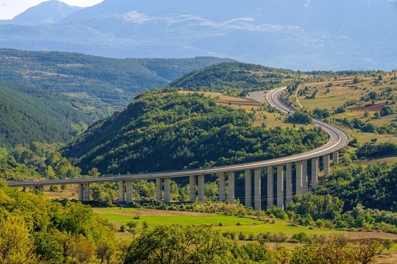 Autobahn durch die Abruzzen im Norden Italiens