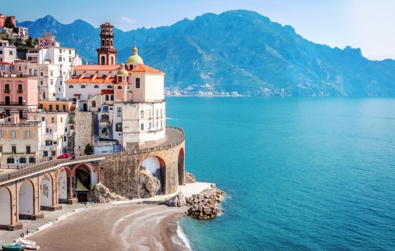 Straße entlang der Amalfiküste in Italien