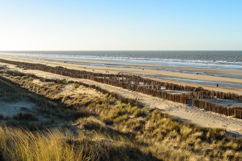 Blick über den Strand von den Dünen aus an der belgische Nordseeküste