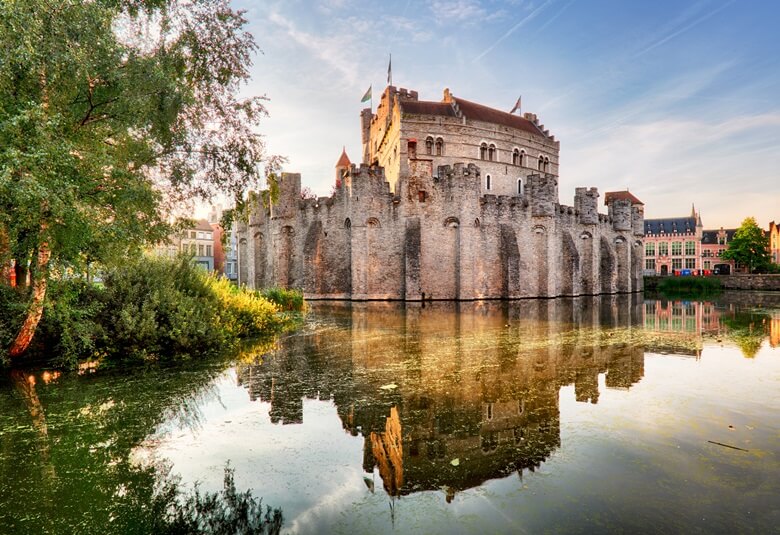 Die Wasserburg Gravenstein an den Kanälen in der belgischen Stadt Gent