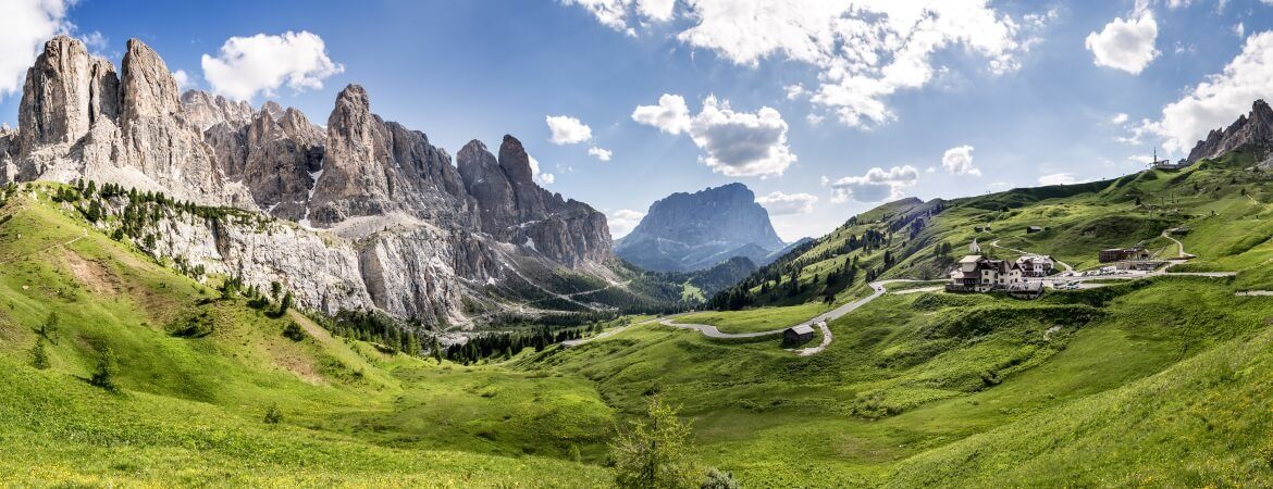 Bergmassiv an der großen Dolomitenstraße im Norden von Italien