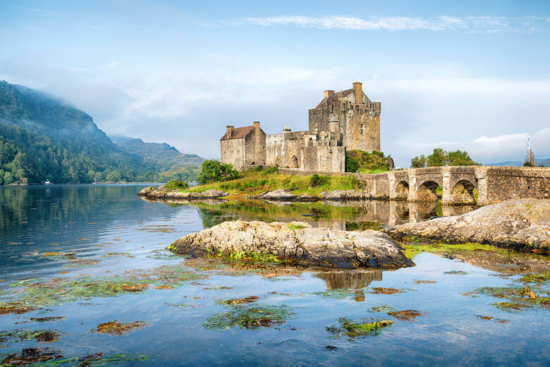 Das Eilean Donan Castle auf einer Halbinsel in Schottland 