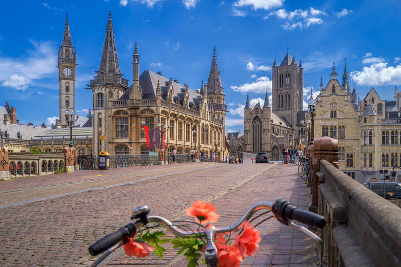 Fahrradfahrer fährt durch die belgische Stadt Gent