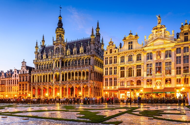 Der bei Nacht beleuchtete Grote Markt in Belgiens Hauptstadt Brüssel