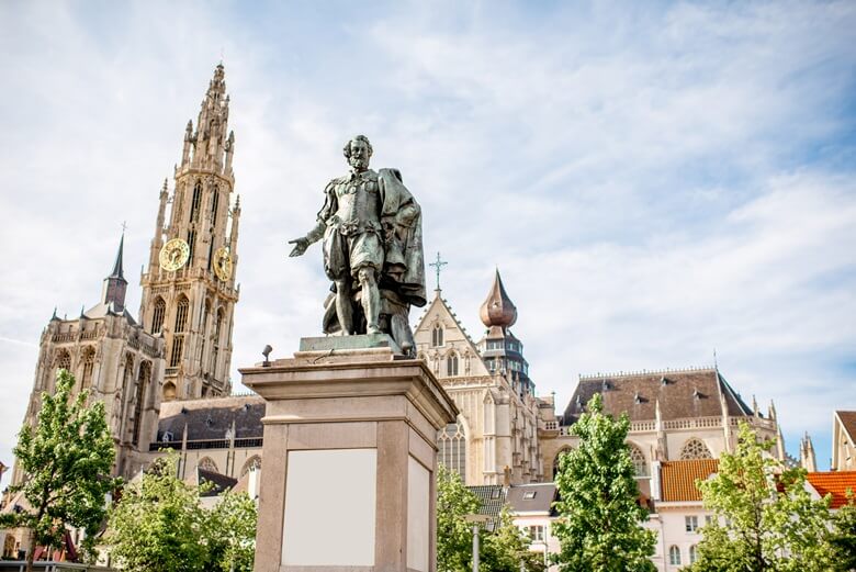 Rubensstatue vor der Liebfrauenkathedrale in der belgischen Hafenstadt Antwerpen