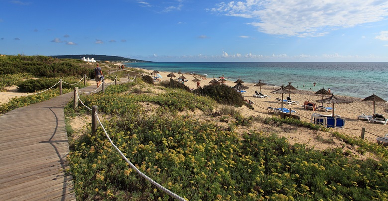 Der 7 Kilometer große Strand Playa des Migjorn auf Formentera