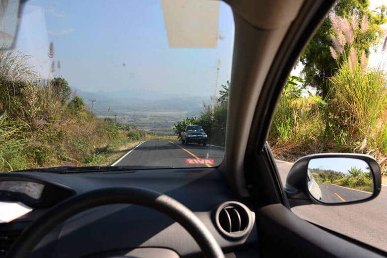 Auto fährt auf der linken Straßenspur in Thailand 