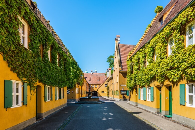 Fuggerei-Häuser in Augsburg in Süddeutschland