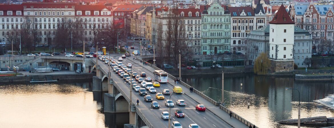 Autos auf der Karlsbrücke in Prag bei Sonnenuntergang