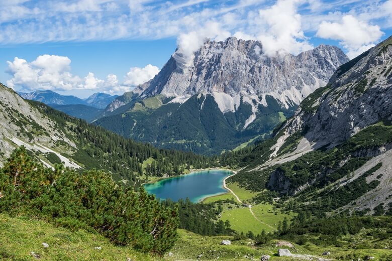 Bergsee in den Alpen mit Blick auf Zugspitze