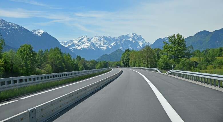 Deutsche Alpenstraße in Deutschland im Frühling