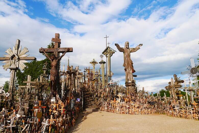 Ber mit tausenden von Kreuzen in Litauen