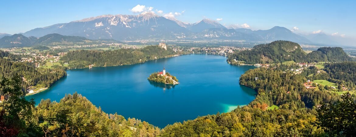 Blick über den Bledsee mit der Kirche St. Maria Himmelfahrt in Slowenien