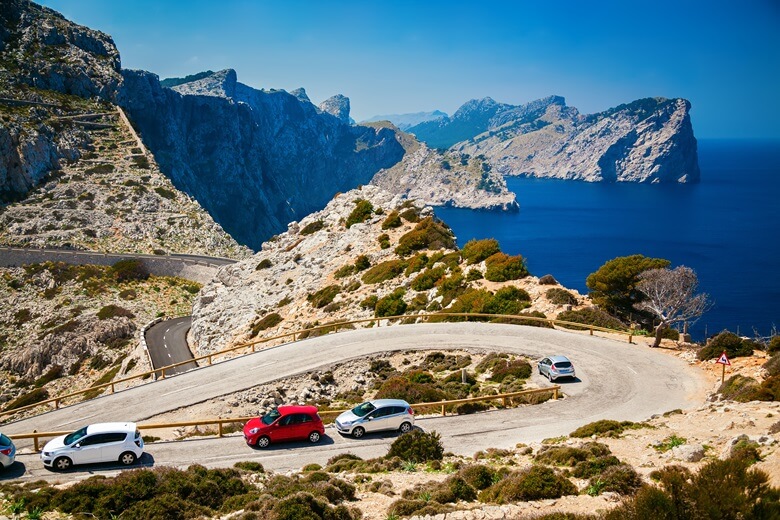 Autos auf dem Cap de Formentor auf Mallorca