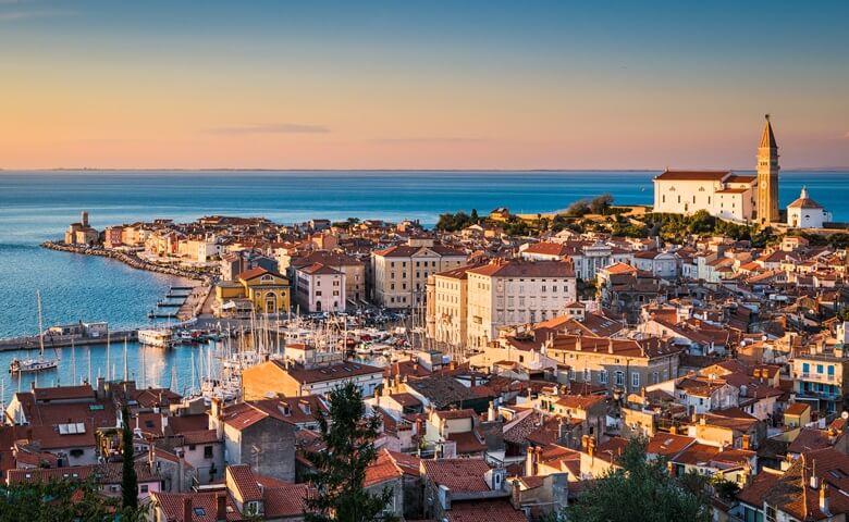 Altstadt und Hafen von Piran in Slowenien