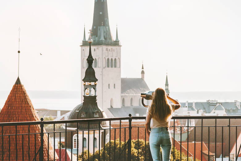 Frau schaut von Aussichtsplattform auf die Stadt Tallinn