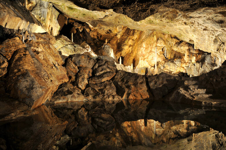 Kleiner See in einer Höhle im Harz