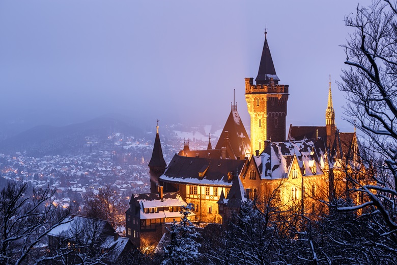 Schloss Wernigerode am Abend in der Harzer Schneelandschaft