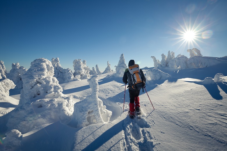 Wandern mit Schneeschuhen beim Winterurlaub im Harz