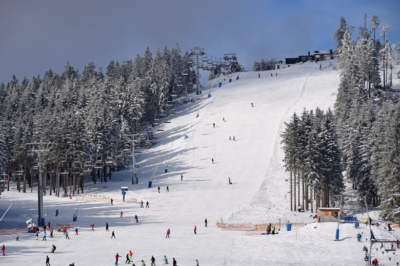 Skifahrer machen Winterurlaub im Harz auf dem Wurmberg