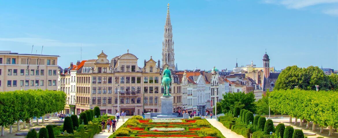 Groote Markt mit Blumen an einem sonnigen Tag in Brüssel