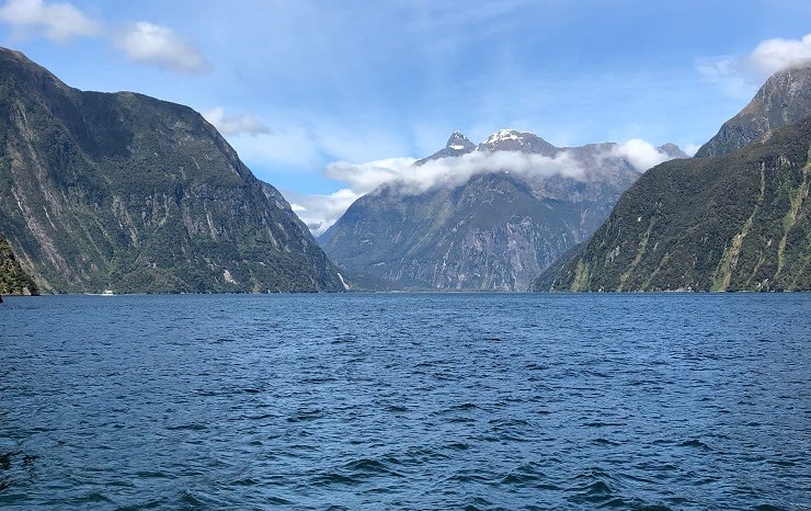 Berge und Fjord in Neuseeland