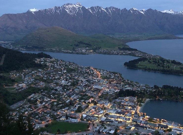 Blick über Berge und Seen in Queenstown