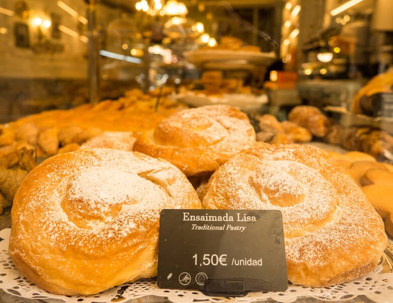 Bäckerei auf Mallorca bietet süßes Gebäck an
