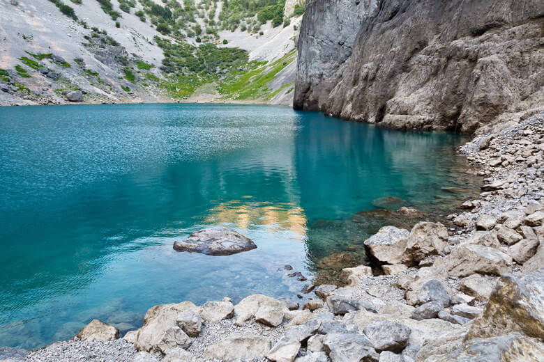 Strahlend blauer See in Kroatien