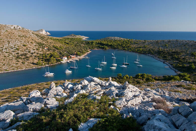 Seegelboote bei den Kornaten in Kroatien