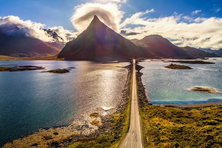 Straße führt auf die Lofoten über das Meer