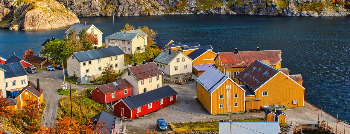 Kleiner Ort in Norwegen an einem Fjord