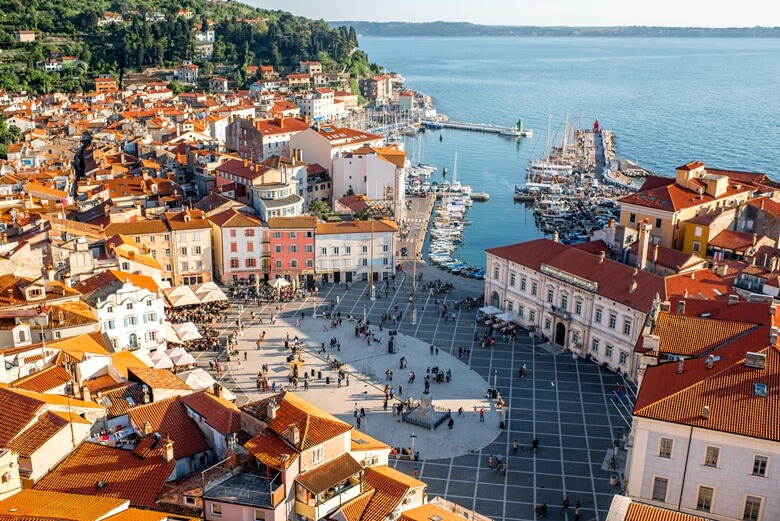 Blick über die Hafenstadt Piran an der slowenischen Adriaküste