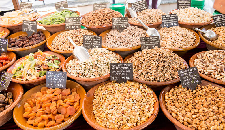 Trockenfrüchte auf einem Markt auf Mallorca