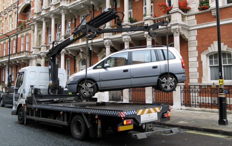 Auto in London wird abgeschleppt